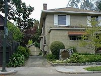 Hier wurde HP gegründet. Die Garage dieses Hauses ist offiziell der "Geburtsort von Silicon Valley", wie die Tafel vor dem Haus verkündet.